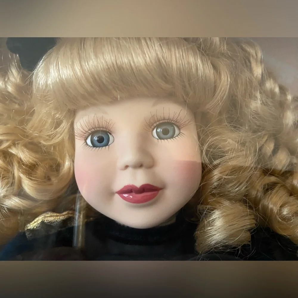 NWOT Victorian Rose Stunning Porcelain Doll Adorned w/Elegant Clothing & Boxing🎄